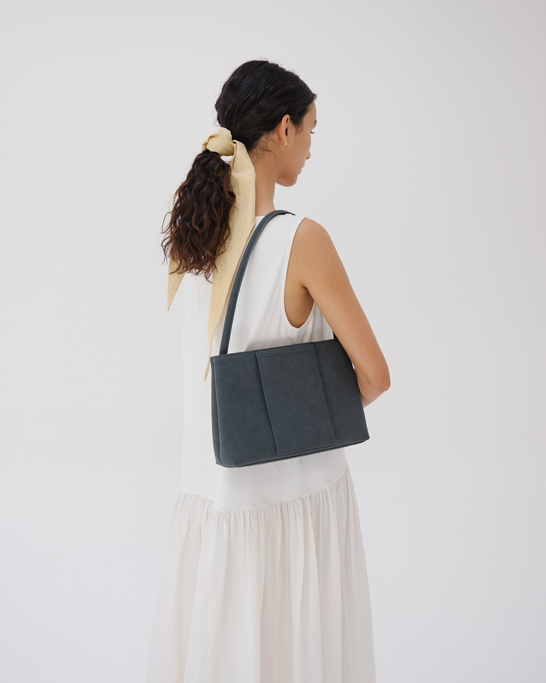 Sac Pina – Sac à bandoulière compact en cuir végétalien, lignes épurées et silhouette intemporelle
