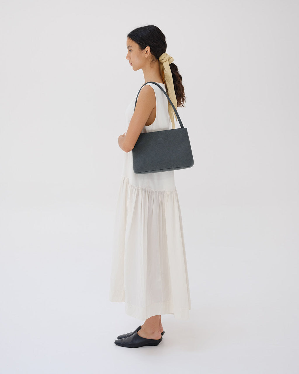 Sac Pina – Sac à bandoulière compact en cuir végétalien, lignes épurées et silhouette intemporelle