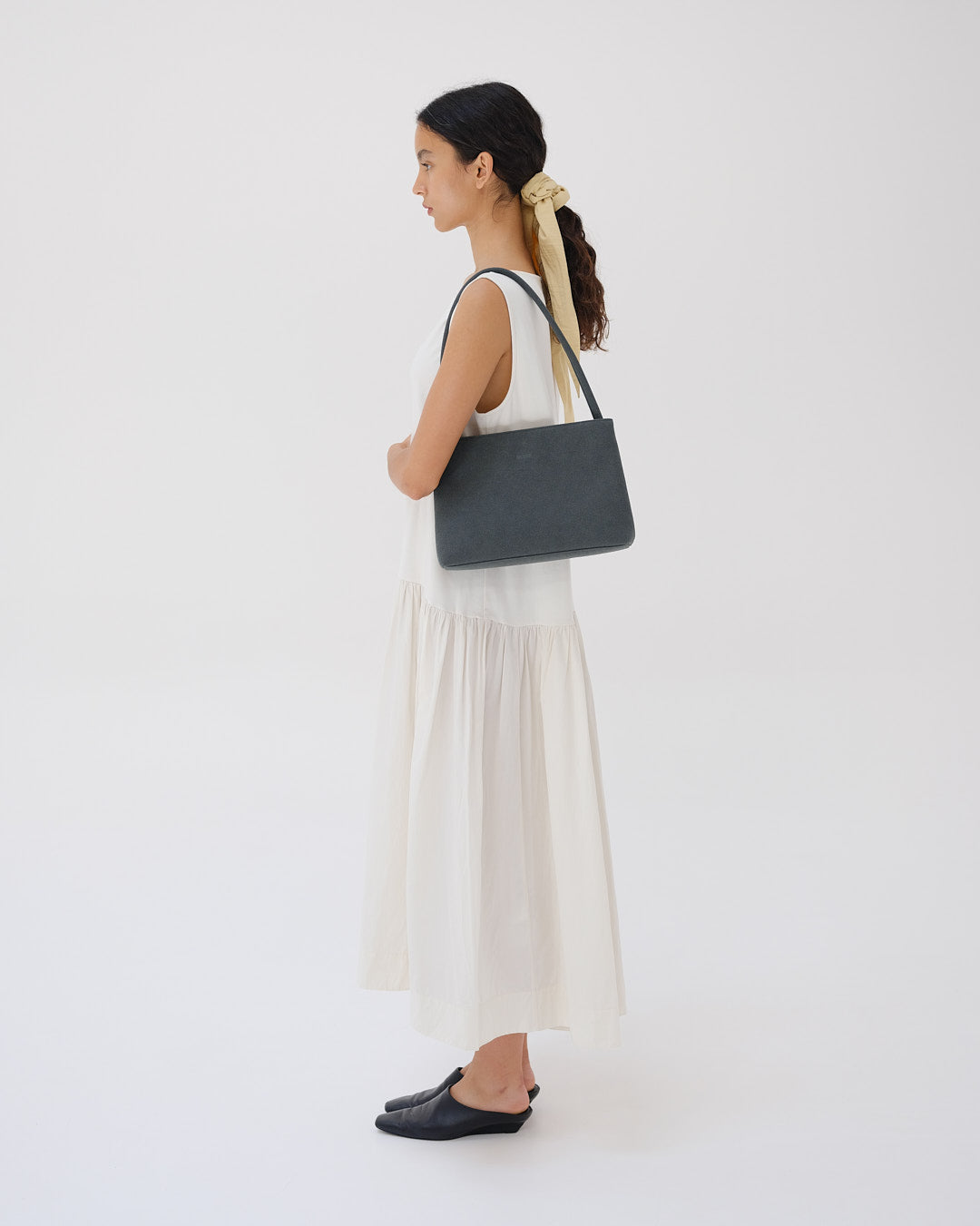 Sac Pina – Sac à bandoulière compact en cuir végétalien, lignes épurées et silhouette intemporelle