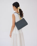 Sac Pina – Sac à bandoulière compact en cuir végétalien, lignes épurées et silhouette intemporelle