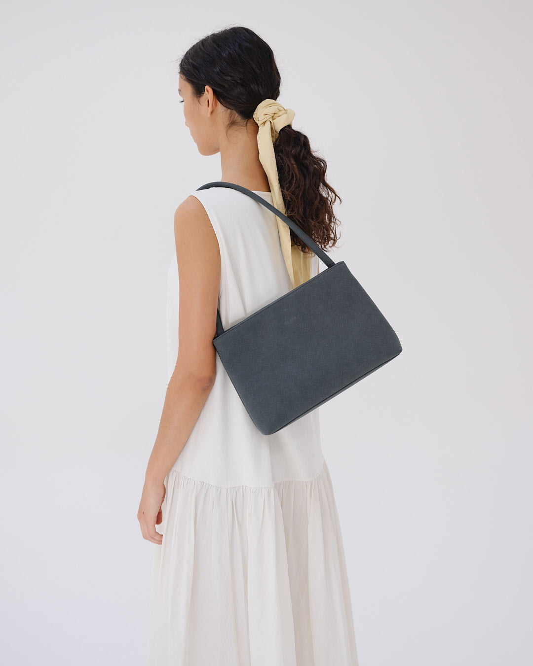 Sac Pina – Sac à bandoulière compact en cuir végétalien, lignes épurées et silhouette intemporelle