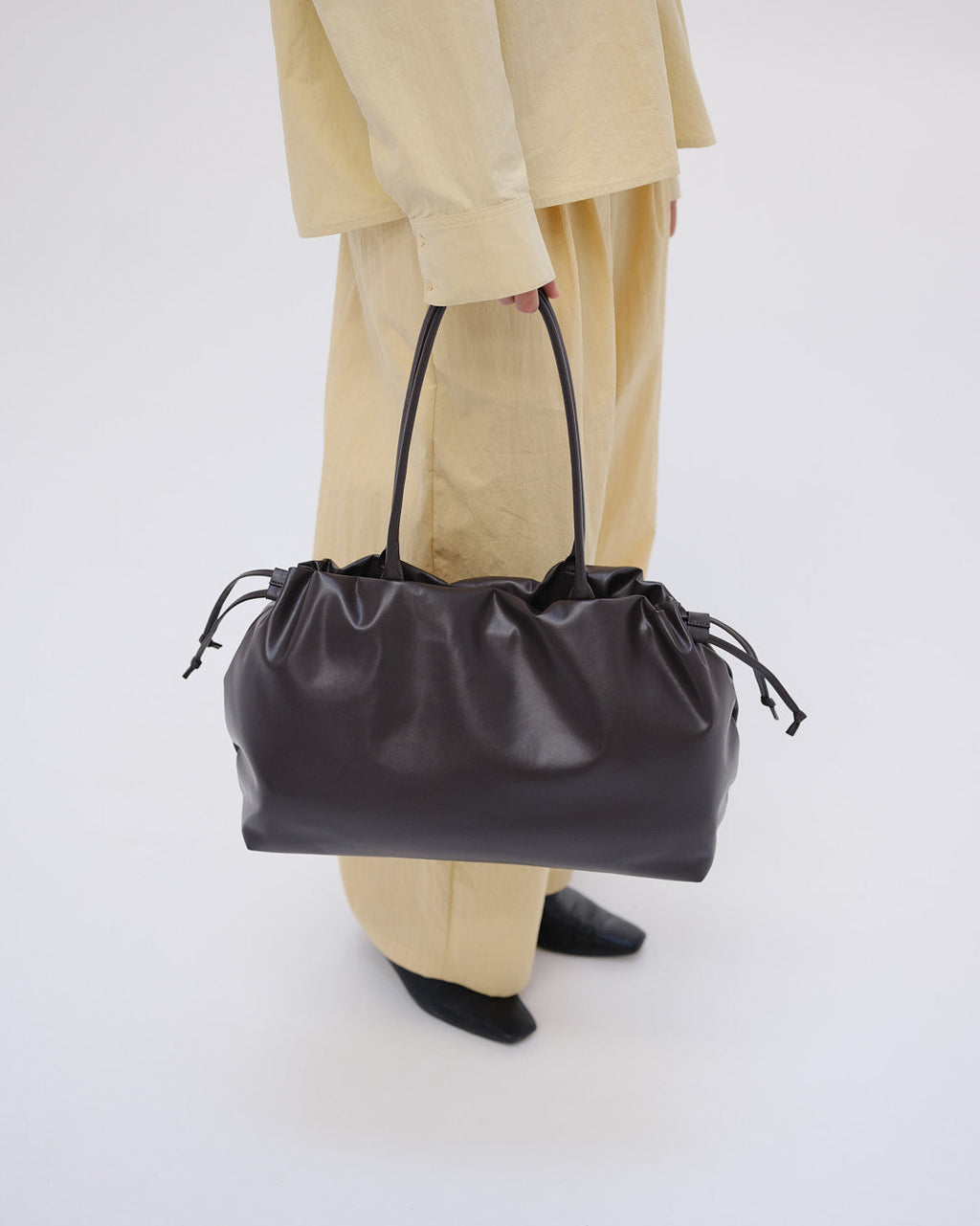 Sac Milos – Tote en cuir vegan souple, liens latéraux réglables, peut contenir votre ordinateur portable