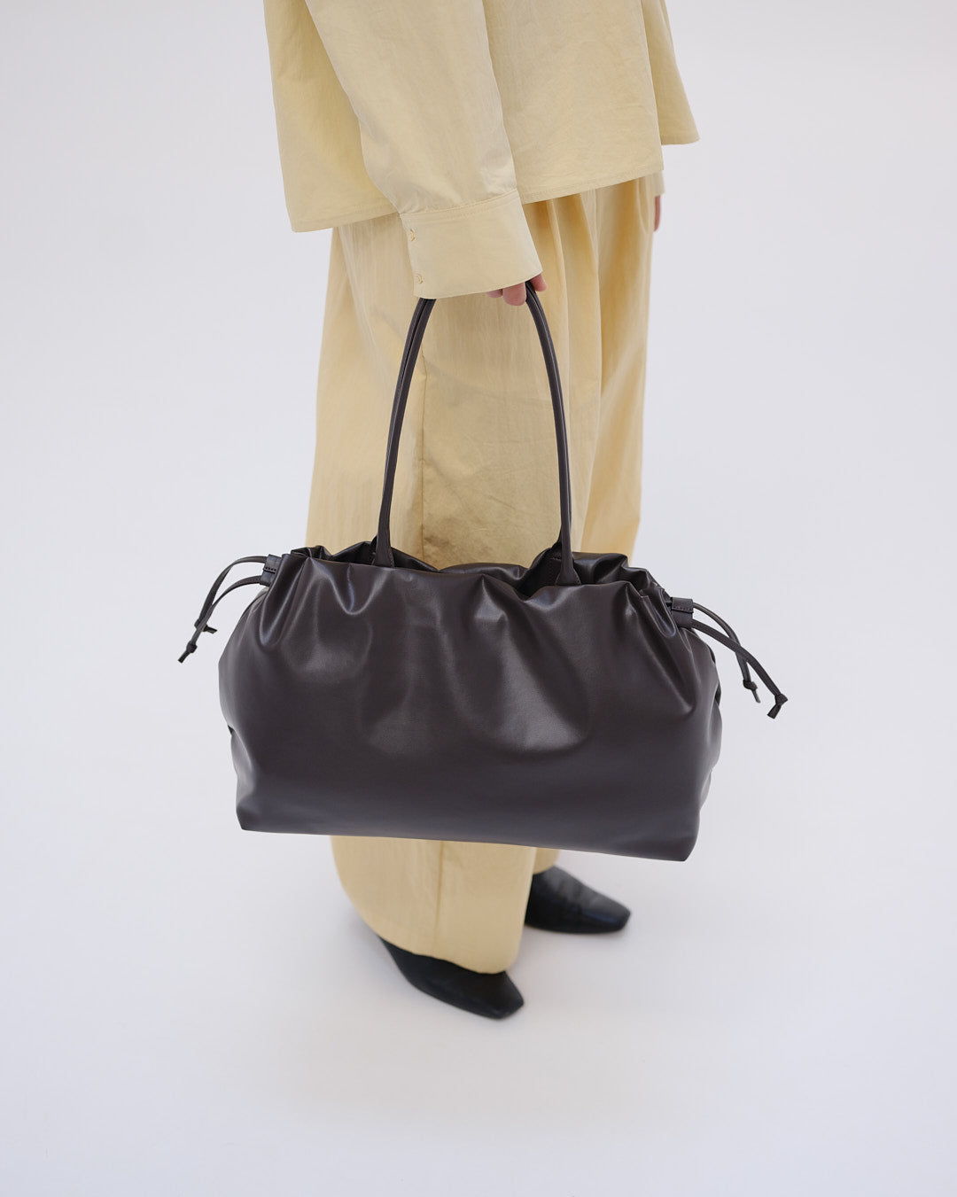 Sac Milos – Tote en cuir vegan souple, liens latéraux réglables, peut contenir votre ordinateur portable