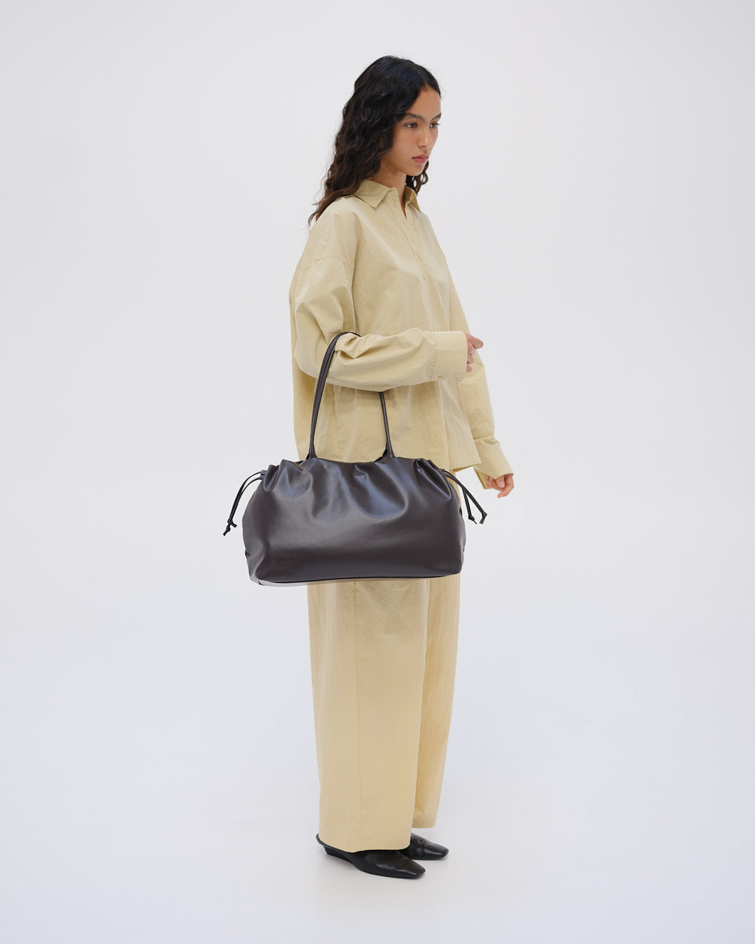 Sac Milos – Tote en cuir vegan souple, liens latéraux réglables, peut contenir votre ordinateur portable