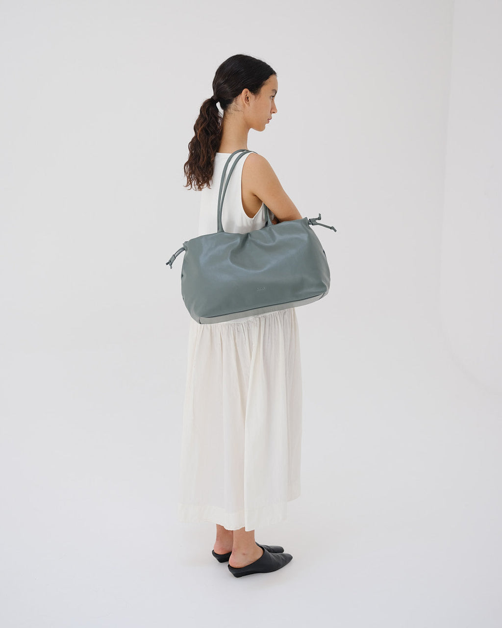 Sac Milos – Tote en cuir vegan souple, liens latéraux réglables, peut contenir votre ordinateur portable
