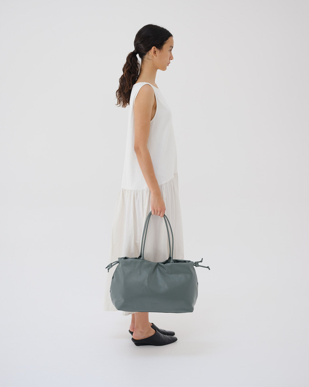 Sac Milos – Tote en cuir vegan souple, liens latéraux réglables, peut contenir votre ordinateur portable