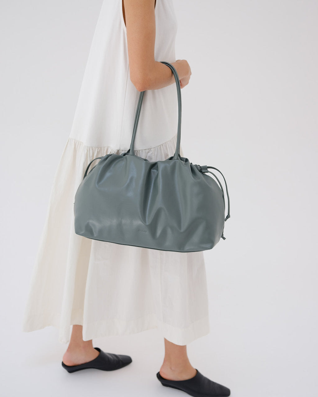 Sac Milos – Tote en cuir vegan souple, liens latéraux réglables, peut contenir votre ordinateur portable