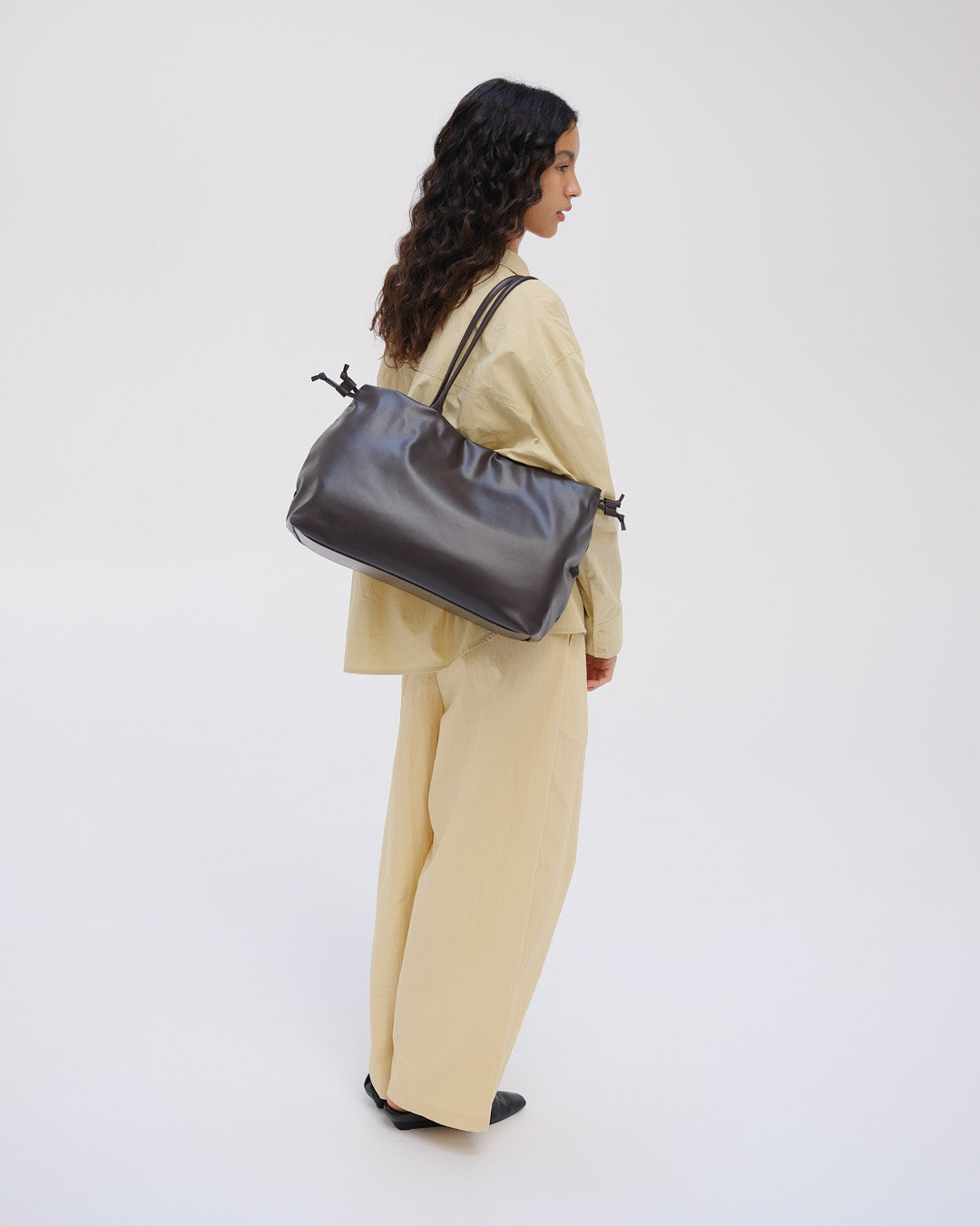 Sac Milos – Tote en cuir vegan souple, liens latéraux réglables, peut contenir votre ordinateur portable