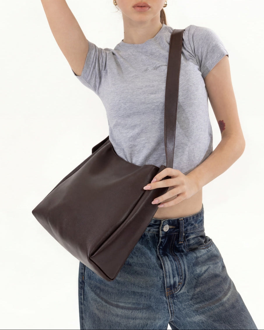 Sac hobo noir à épaule, boucle dorée, aspect cuir lisse