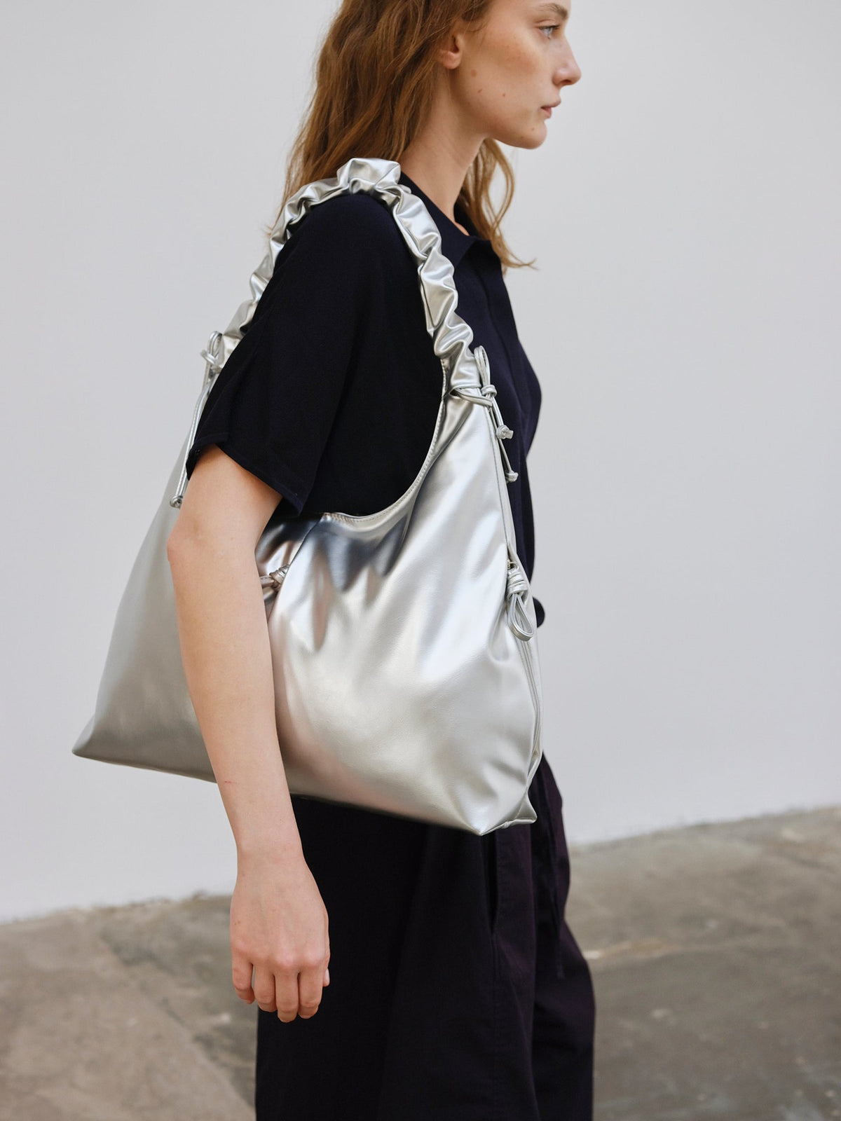 Sac hobo en cuir végane haut de gamme, déperlant, bandoulière froncée réglable