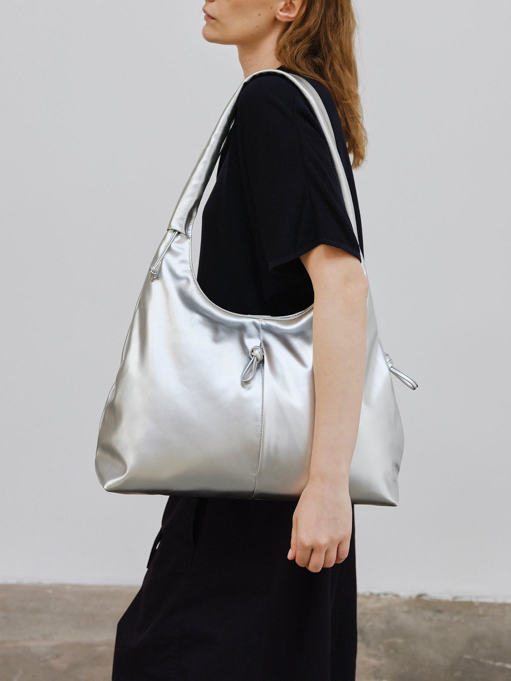 Sac hobo en cuir végane haut de gamme, déperlant, bandoulière froncée réglable