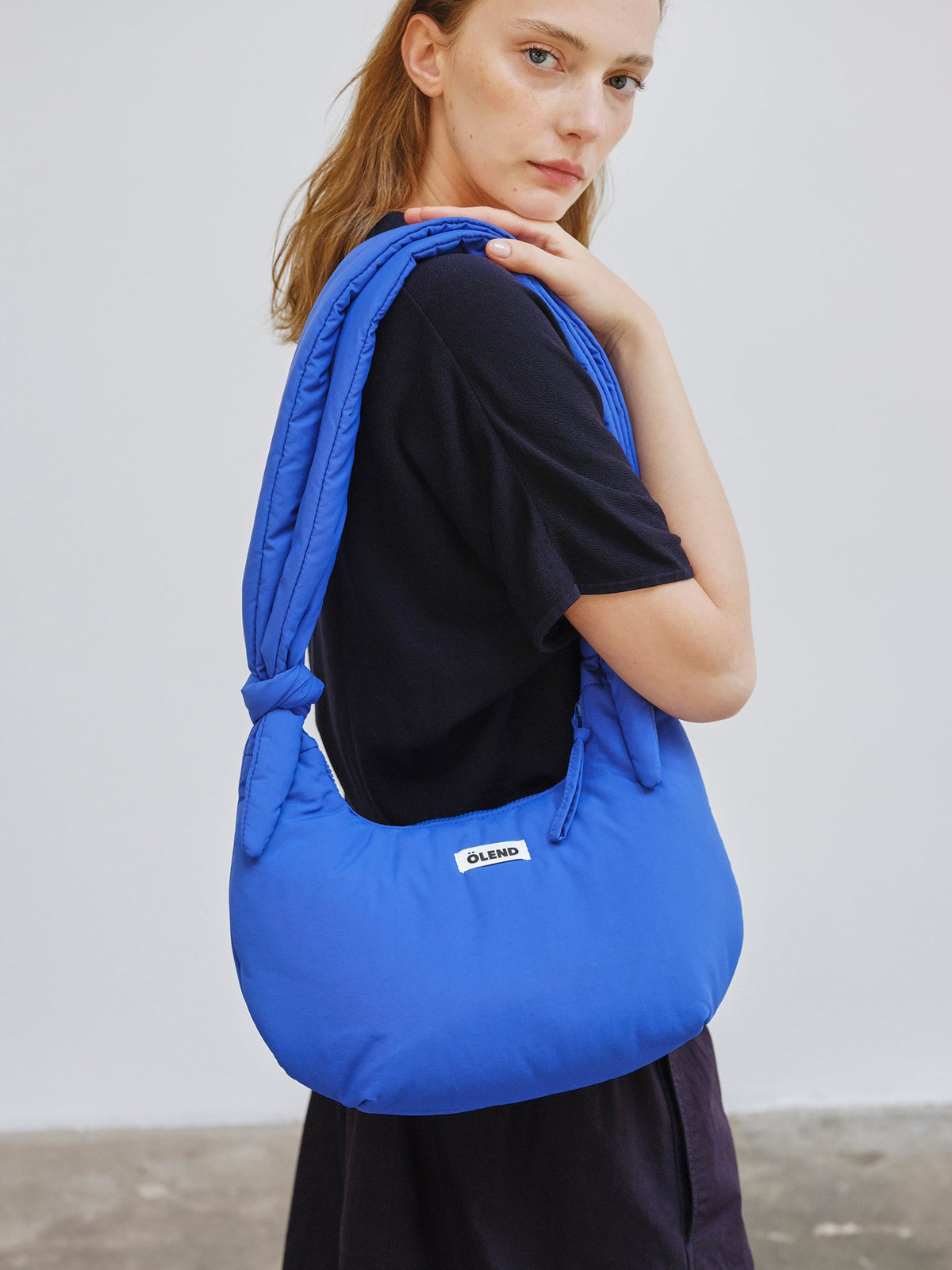 Sac Capri – Sac porté épaule matelassé, bandoulières nouées réglables, fermeture zippée