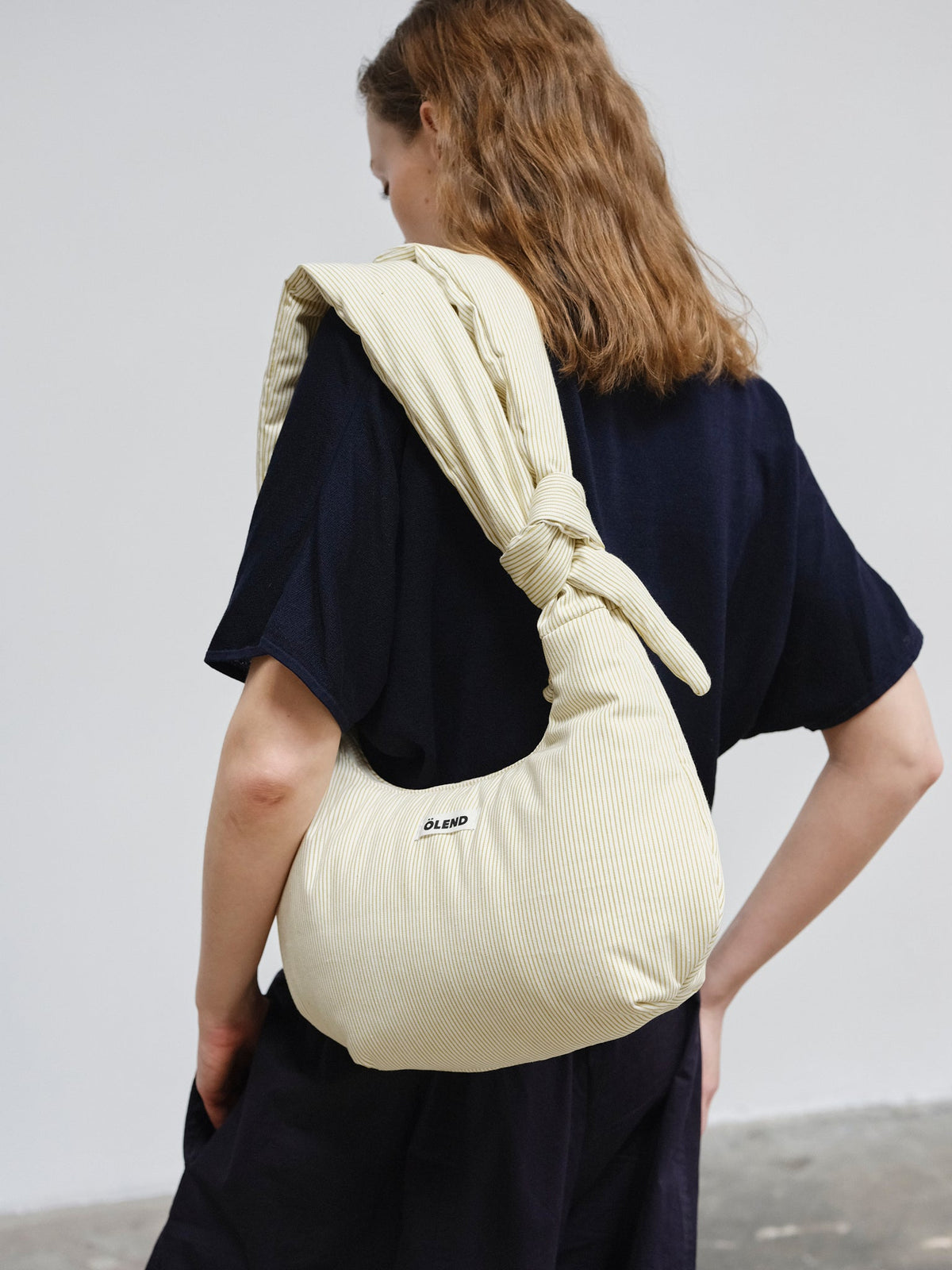 Sac Capri – Sac porté épaule matelassé, bandoulières nouées réglables, fermeture zippée