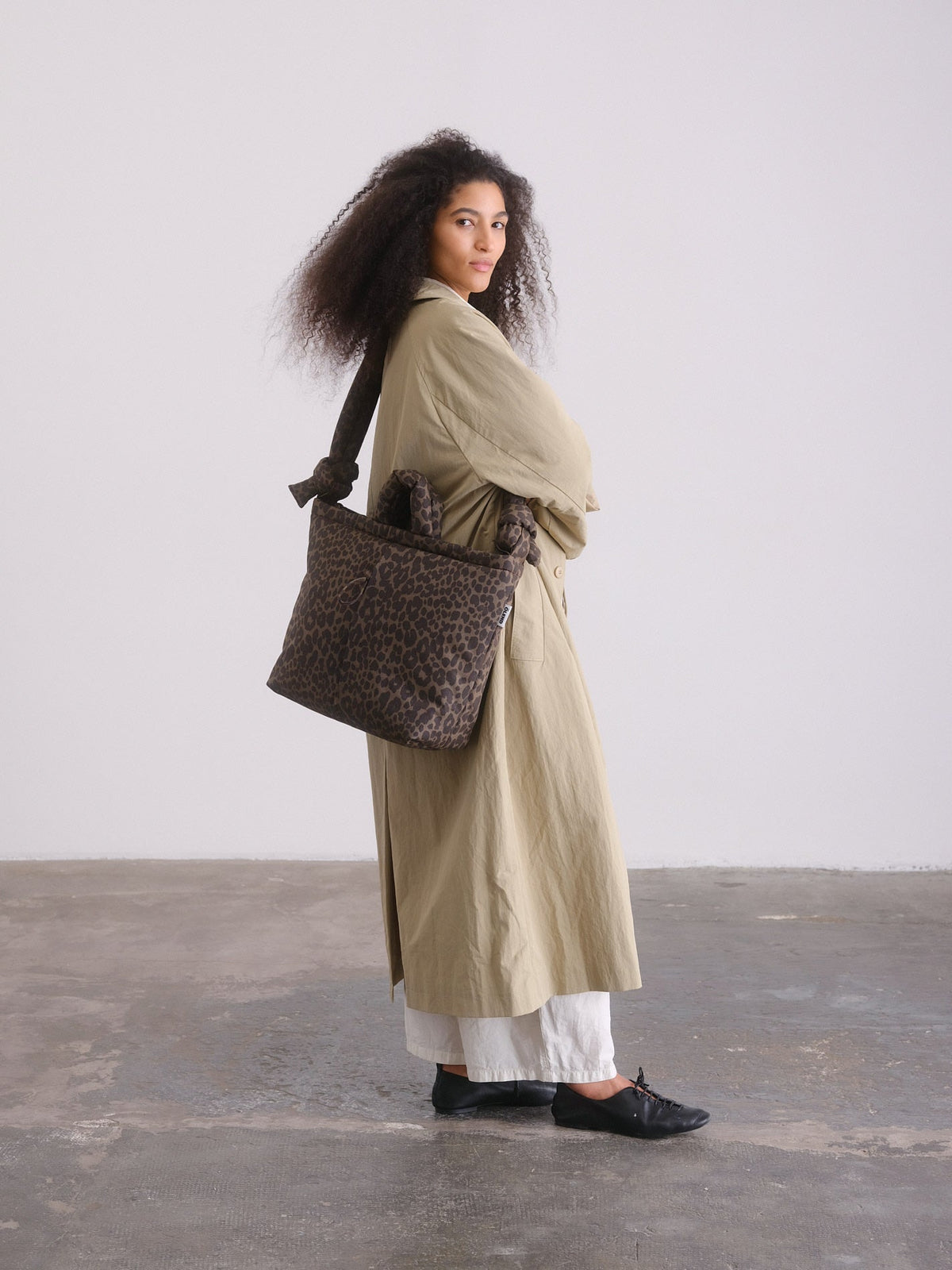 Sac rembourré 100 % nylon recyclé, fermeture zippée, compartiment pour ordinateur portable et tablette