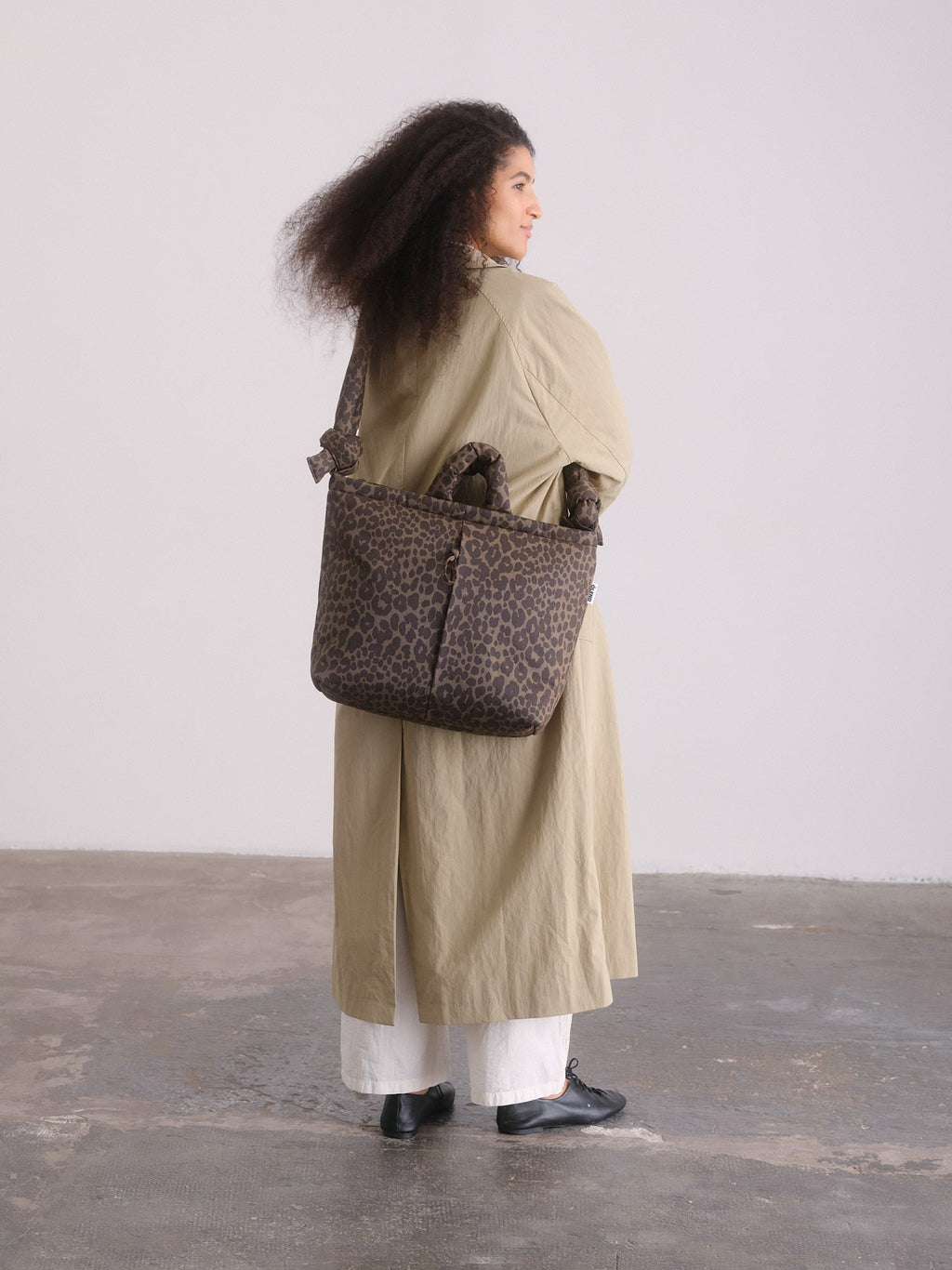 Sac rembourré 100 % nylon recyclé, fermeture zippée, compartiment pour ordinateur portable et tablette