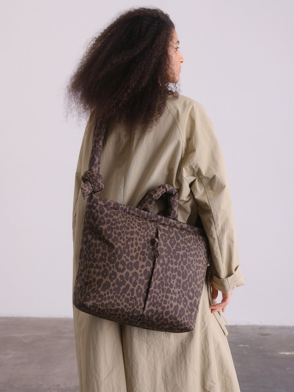 Sac rembourré 100 % nylon recyclé, fermeture zippée, compartiment pour ordinateur portable et tablette