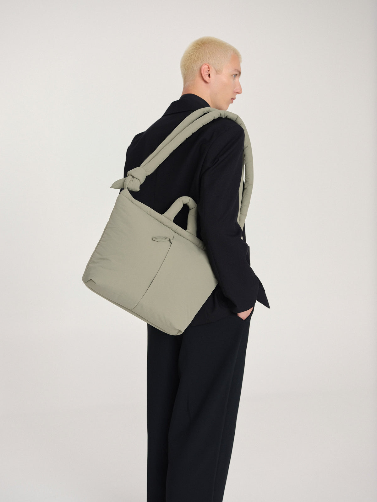 Sac rembourré 100 % nylon recyclé, fermeture zippée, compartiment pour ordinateur portable et tablette