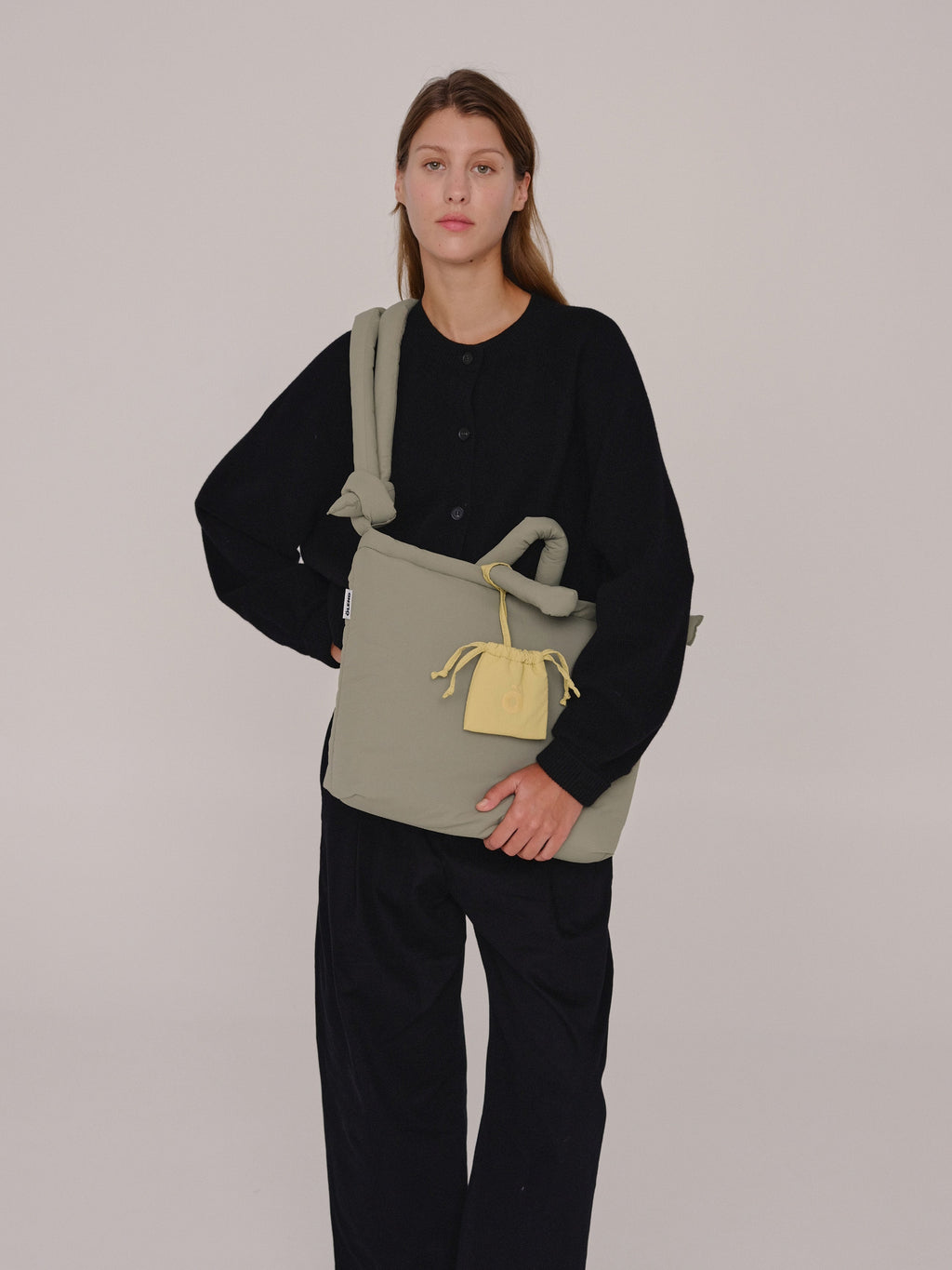 Sac rembourré 100 % nylon recyclé, fermeture zippée, compartiment pour ordinateur portable et tablette