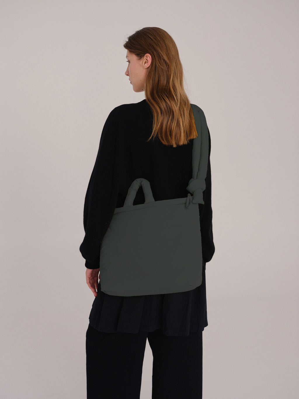 Sac rembourré 100 % nylon recyclé, fermeture zippée, compartiment pour ordinateur portable et tablette