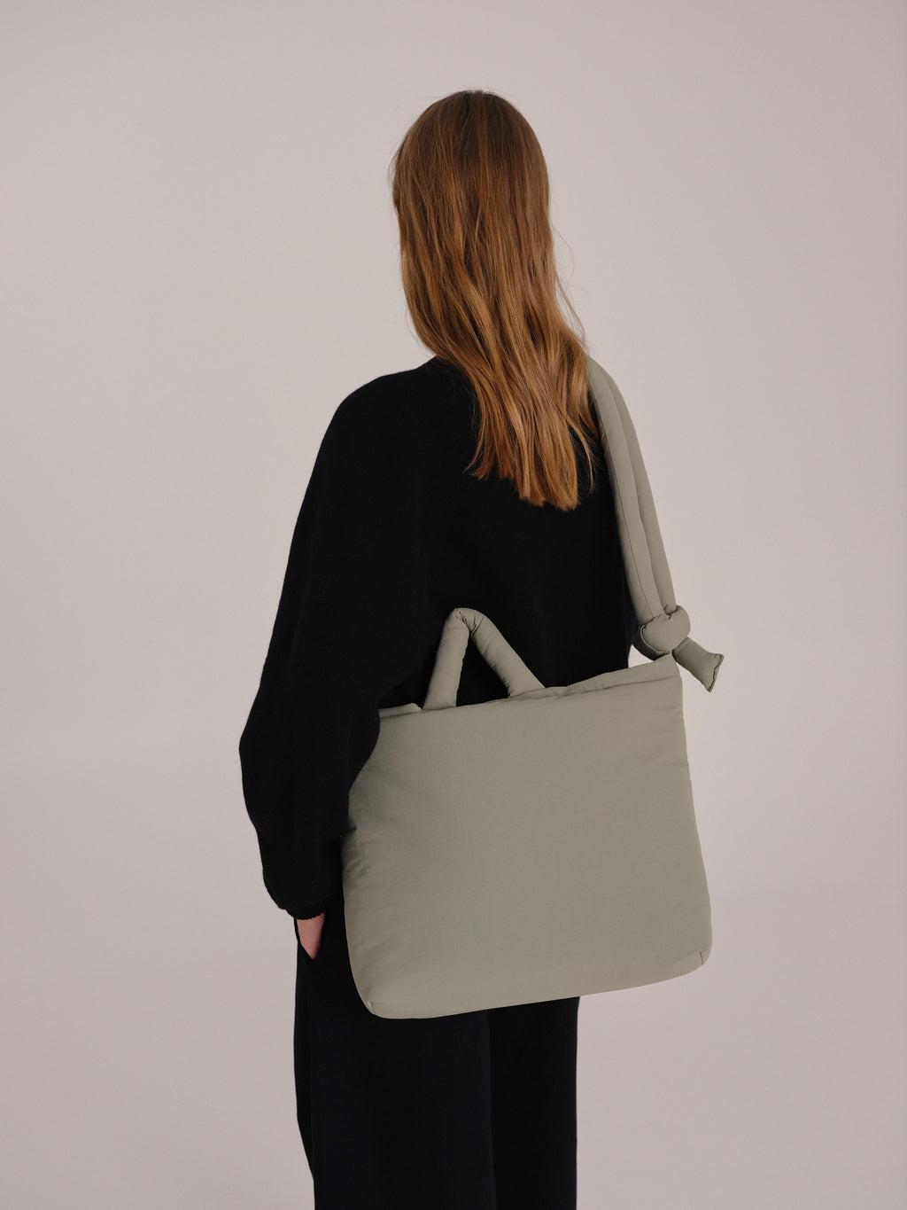 Sac rembourré 100 % nylon recyclé, fermeture zippée, compartiment pour ordinateur portable et tablette