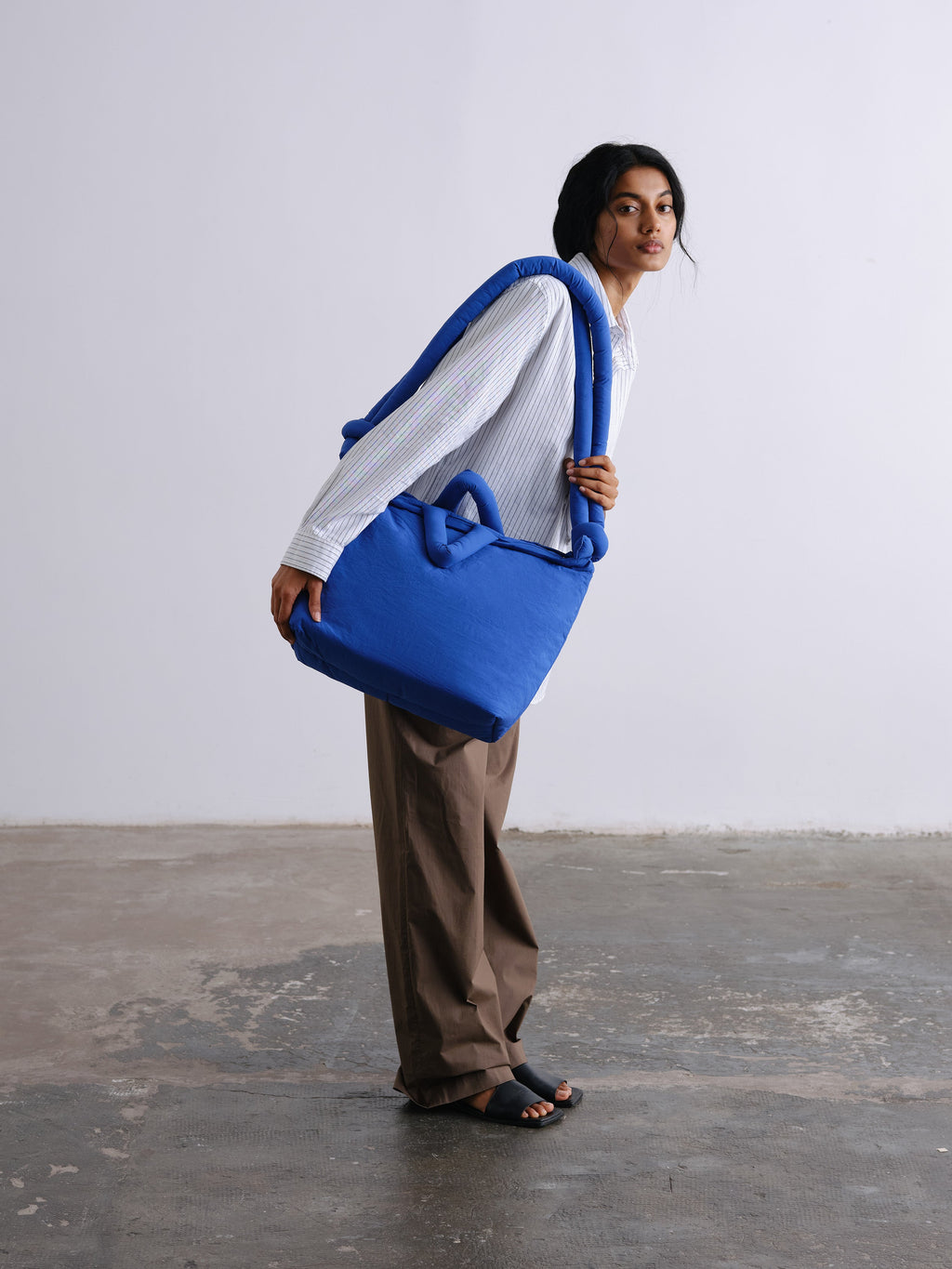 Sac rembourré 100 % nylon recyclé, fermeture zippée, compartiment pour ordinateur portable et tablette