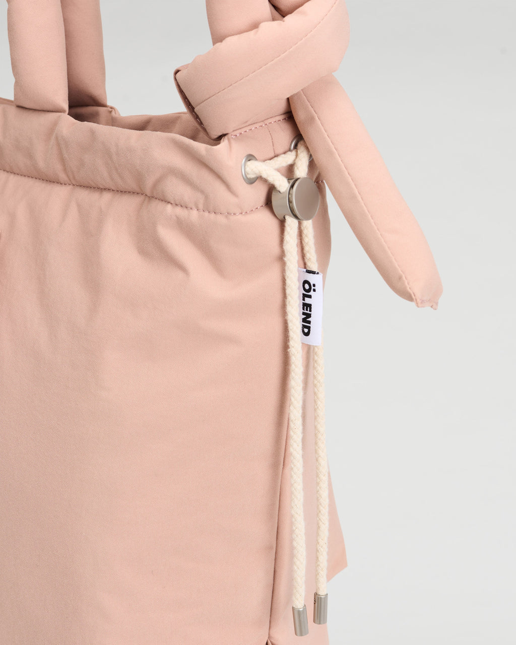 Sac matelassé inspiré de l'imperméable, deux grandes poches, sac à main, porté croisé ou sac à dos