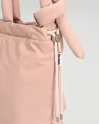 Sac matelassé inspiré de l'imperméable, deux grandes poches, sac à main, porté croisé ou sac à dos