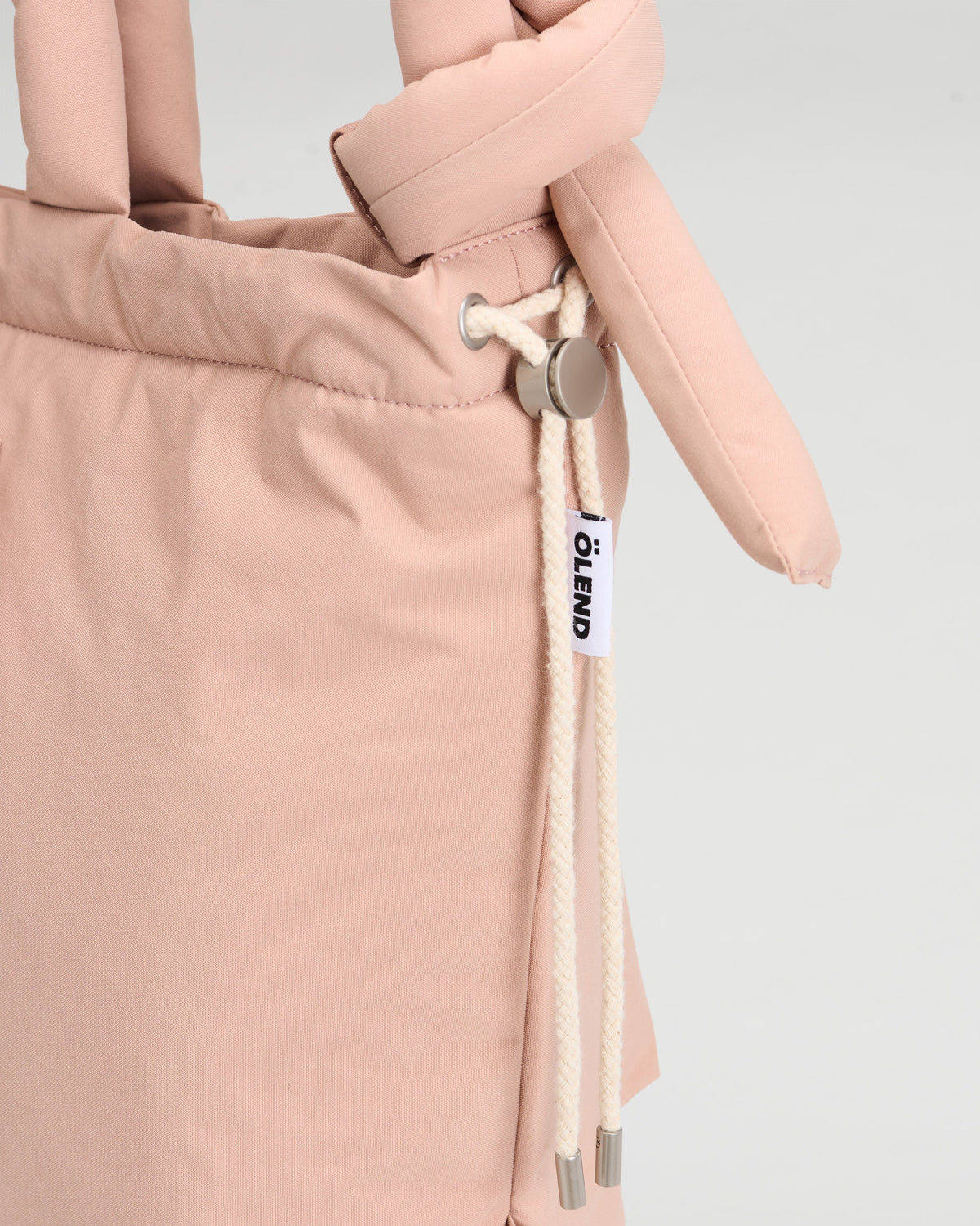 Sac matelassé inspiré de l'imperméable, deux grandes poches, sac à main, porté croisé ou sac à dos
