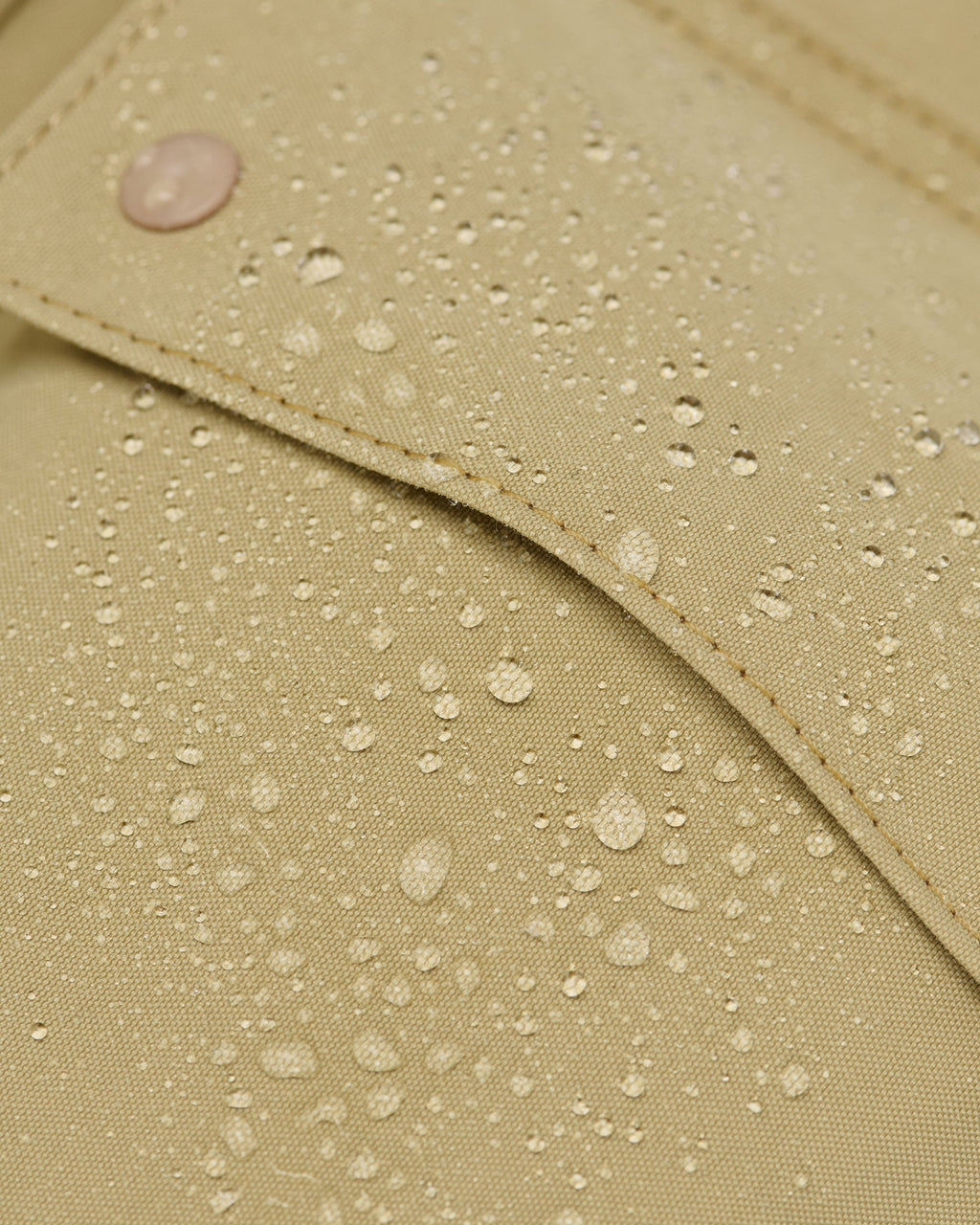 Sac matelassé inspiré de l'imperméable, deux grandes poches, sac à main, porté croisé ou sac à dos