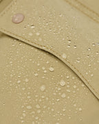 Sac matelassé inspiré de l'imperméable, deux grandes poches, sac à main, porté croisé ou sac à dos