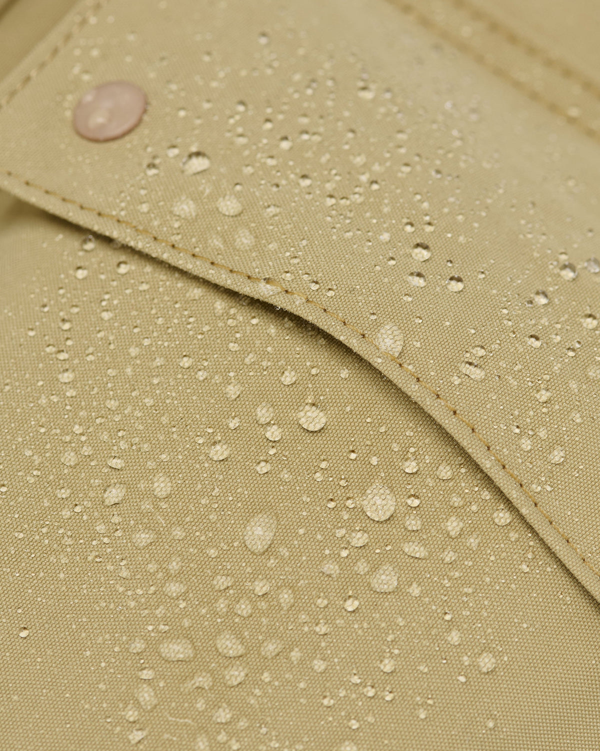 Sac matelassé inspiré de l'imperméable, deux grandes poches, sac à main, porté croisé ou sac à dos