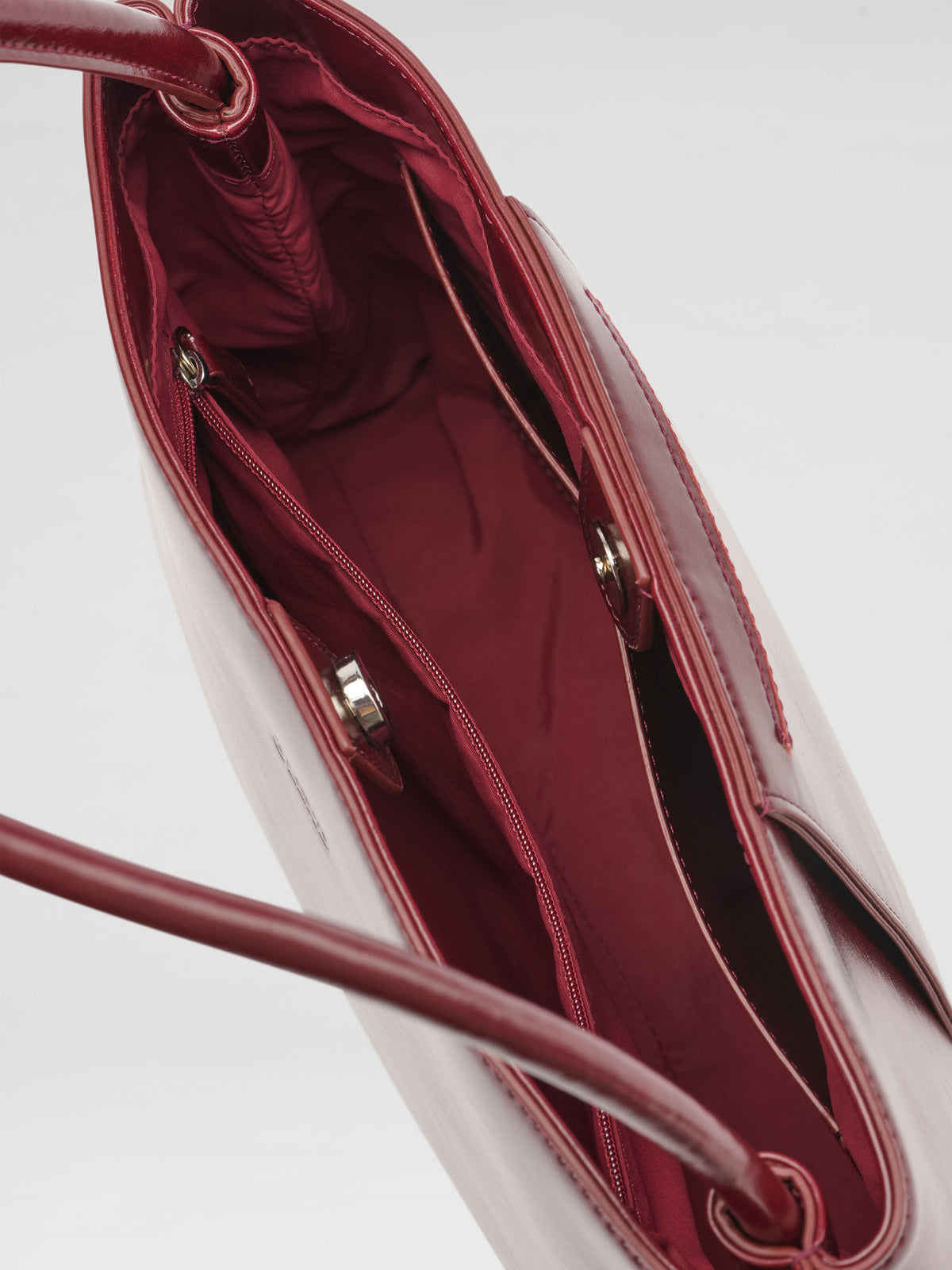 Sac Pina – Sac à bandoulière compact en cuir végétalien, lignes épurées et silhouette intemporelle