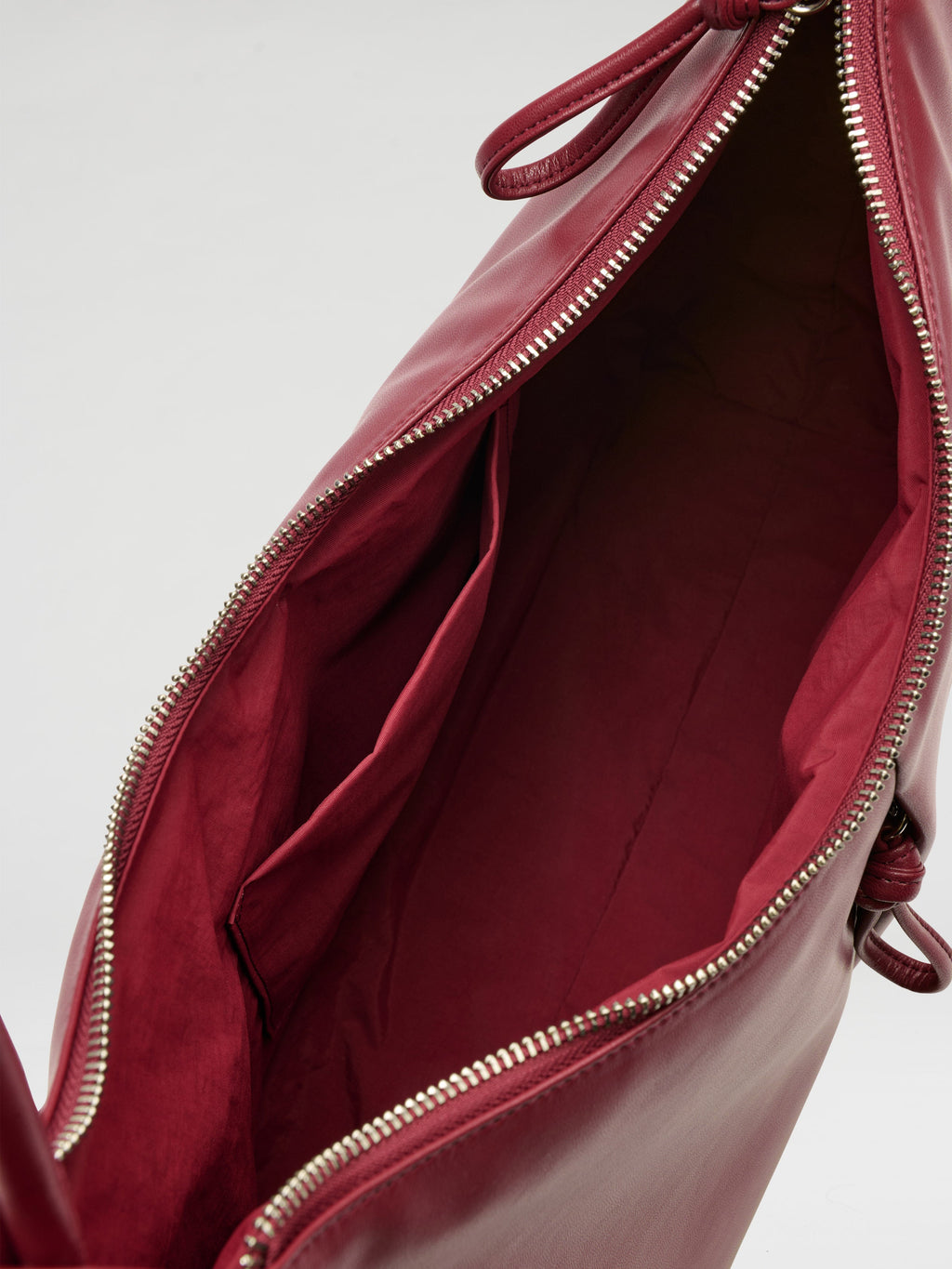 Grand sac à bandoulière en cuir végétalien, déperlant, fermeture zippée, anse à nœud réglable