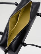 Sac à bandoulière compact en cuir végétalien de qualité supérieure, longues anses nouées, fermeture zippée