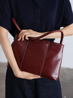 Sac Pina – Sac à bandoulière compact en cuir végétalien, lignes épurées et silhouette intemporelle