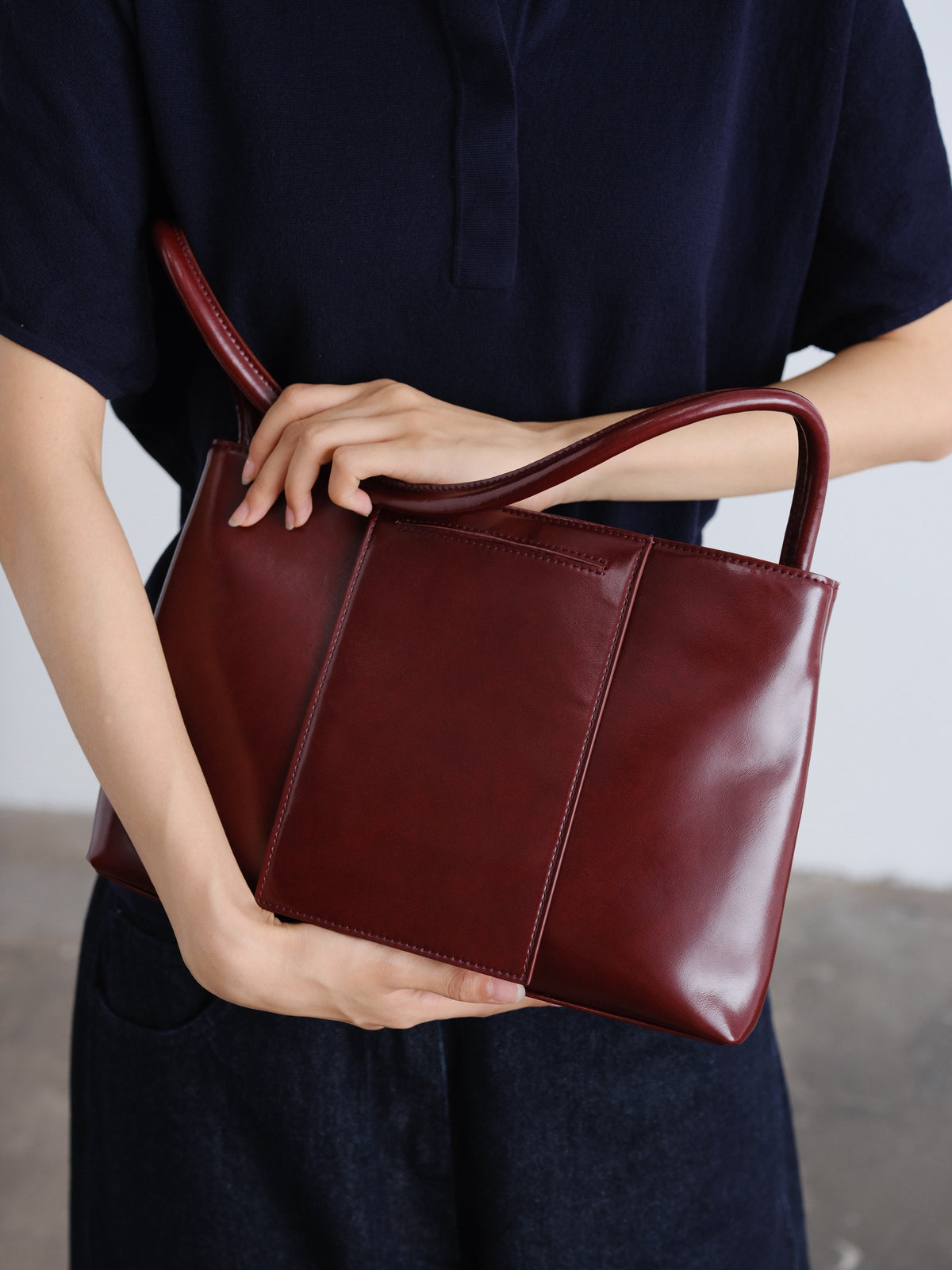 Sac Pina – Sac à bandoulière compact en cuir végétalien, lignes épurées et silhouette intemporelle
