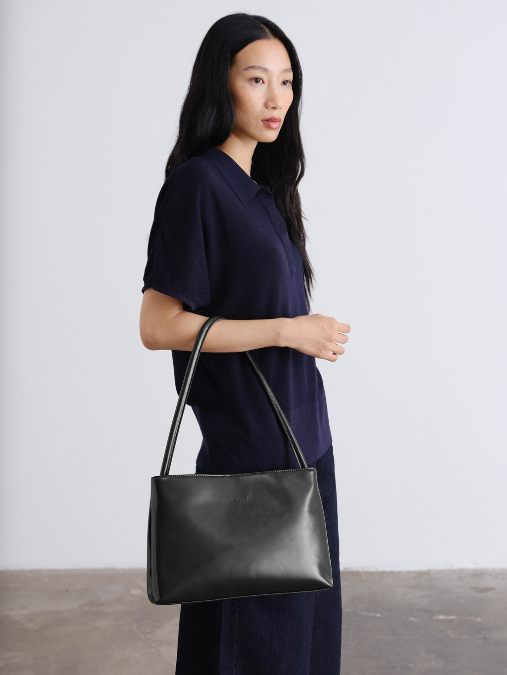 Sac Pina – Sac à bandoulière compact en cuir végétalien, lignes épurées et silhouette intemporelle