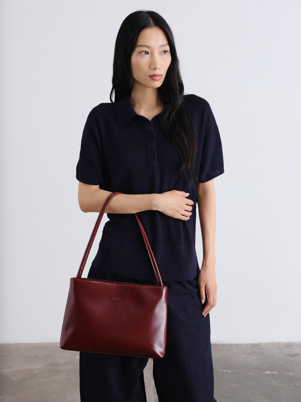 Sac Pina – Sac à bandoulière compact en cuir végétalien, lignes épurées et silhouette intemporelle