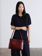 Sac Pina – Sac à bandoulière compact en cuir végétalien, lignes épurées et silhouette intemporelle