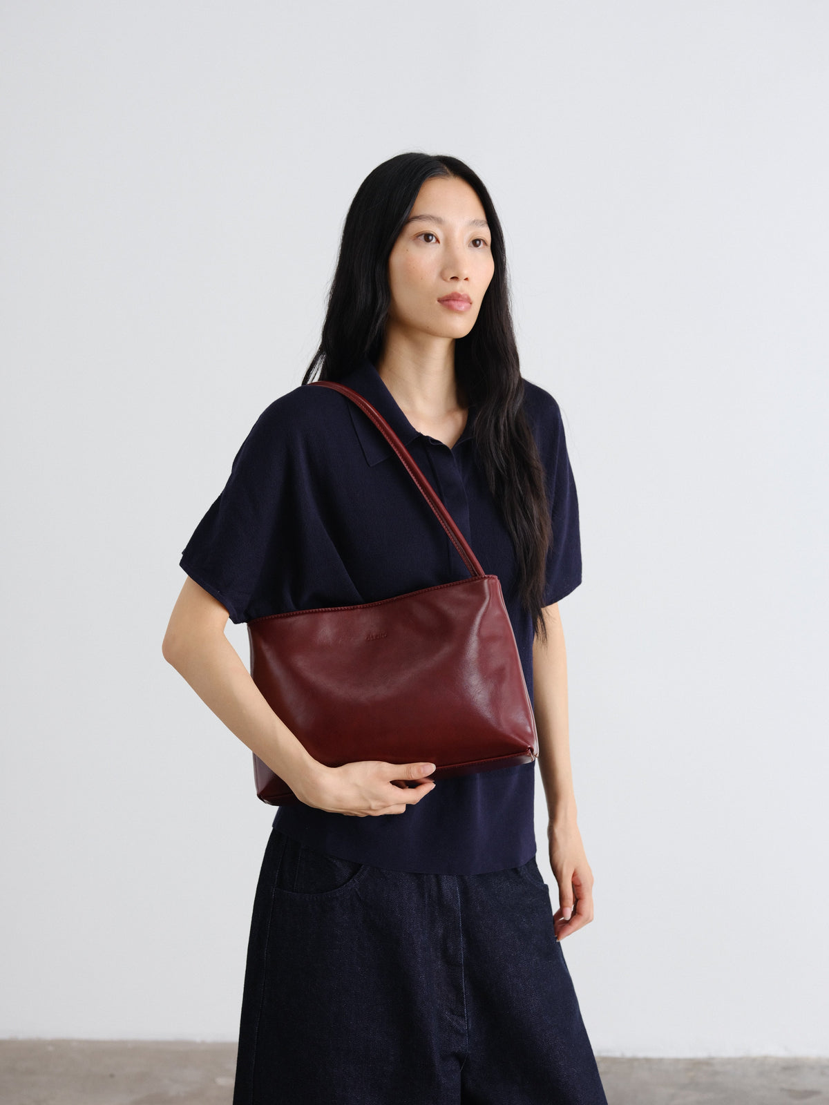Sac Pina – Sac à bandoulière compact en cuir végétalien, lignes épurées et silhouette intemporelle
