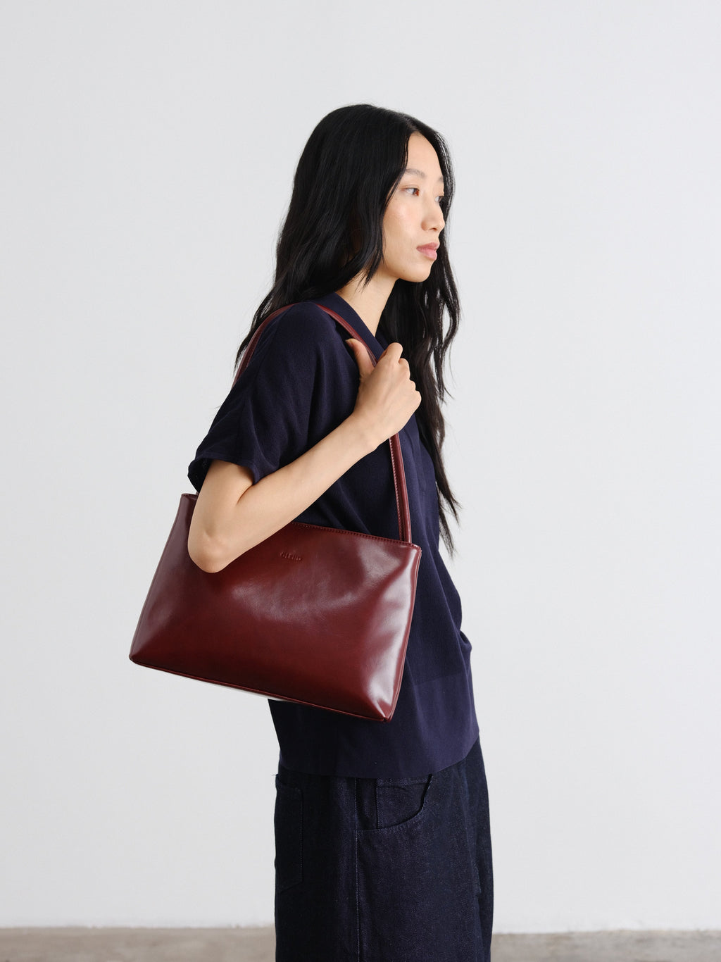 Sac Pina – Sac à bandoulière compact en cuir végétalien, lignes épurées et silhouette intemporelle