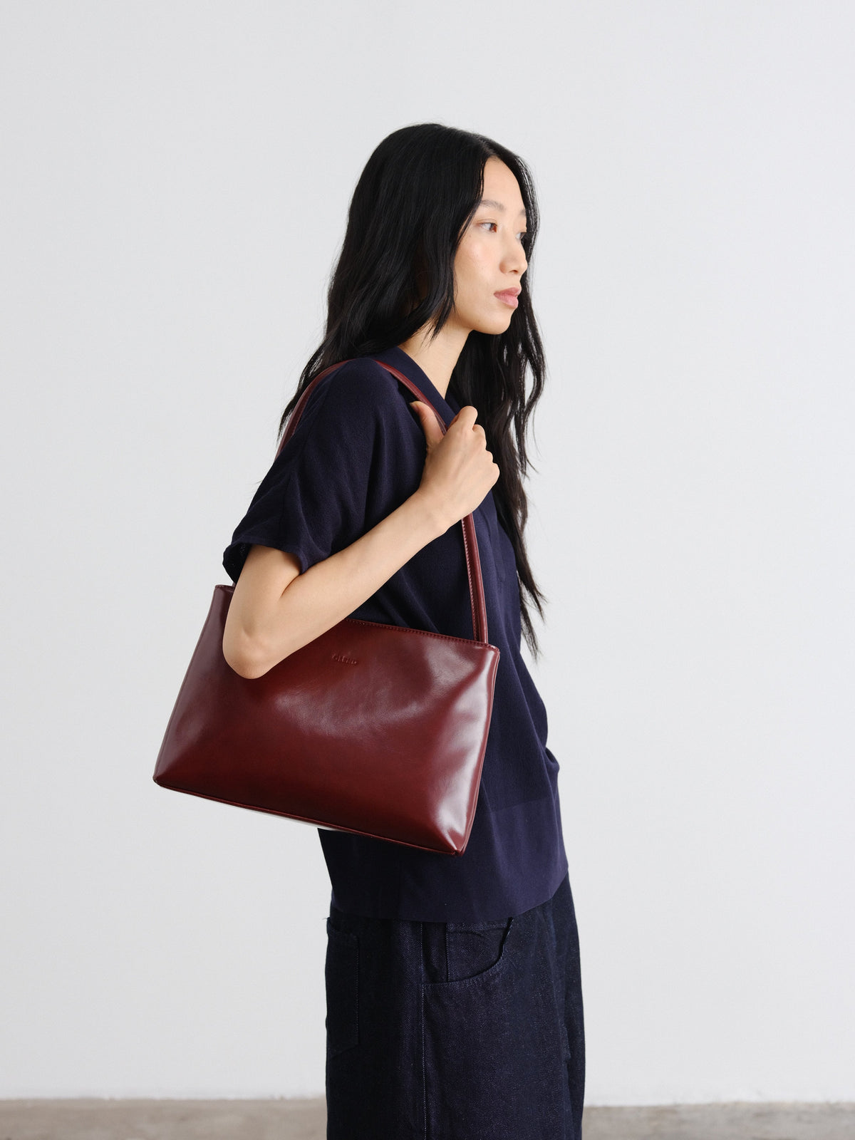 Sac Pina – Sac à bandoulière compact en cuir végétalien, lignes épurées et silhouette intemporelle