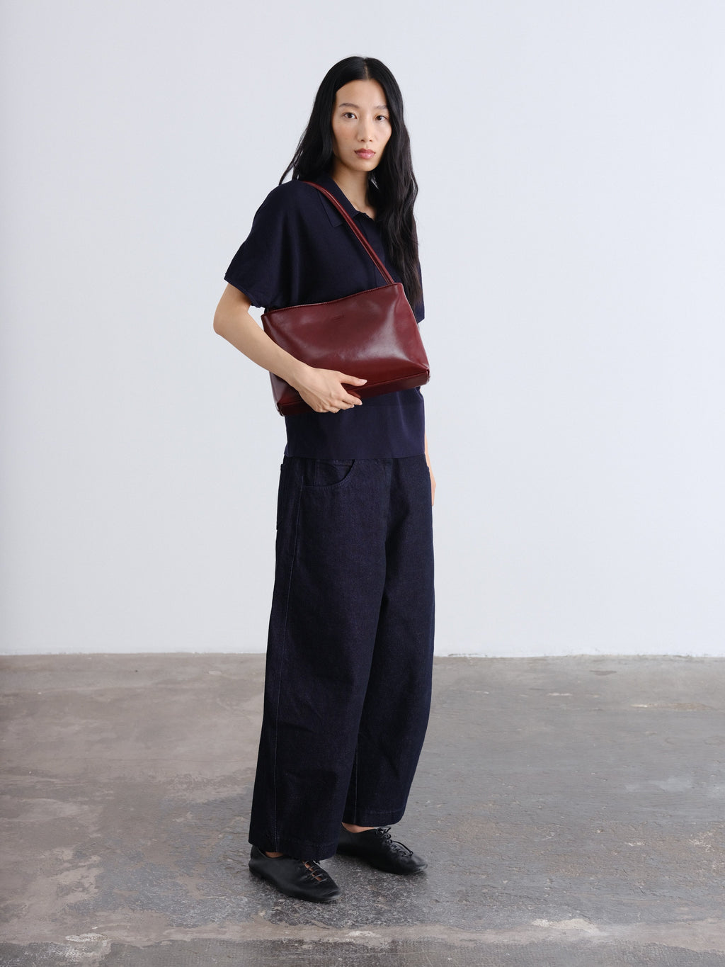 Sac Pina – Sac à bandoulière compact en cuir végétalien, lignes épurées et silhouette intemporelle