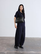 Sac Pina – Sac à bandoulière compact en cuir végétalien, lignes épurées et silhouette intemporelle