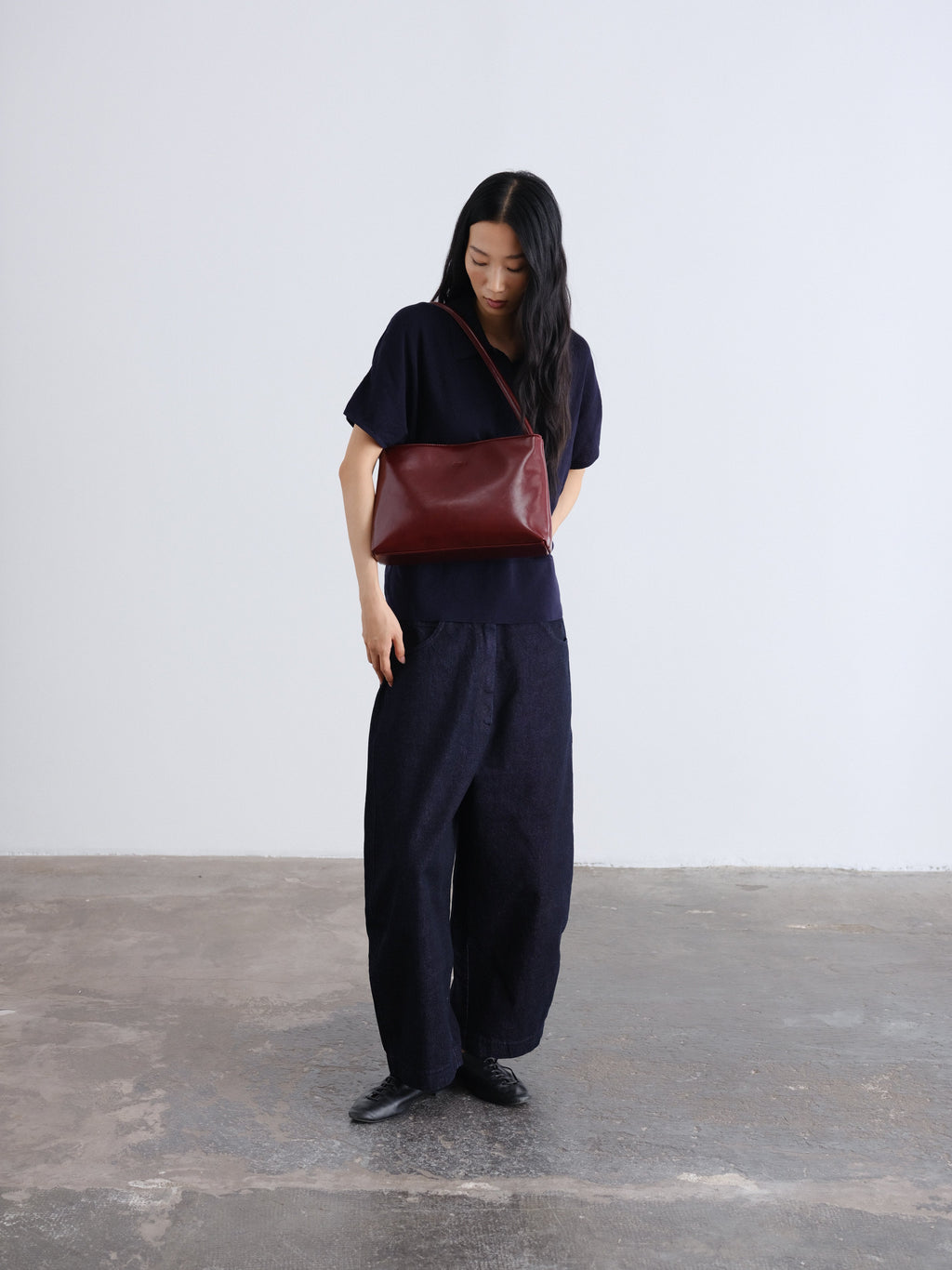 Sac Pina – Sac à bandoulière compact en cuir végétalien, lignes épurées et silhouette intemporelle