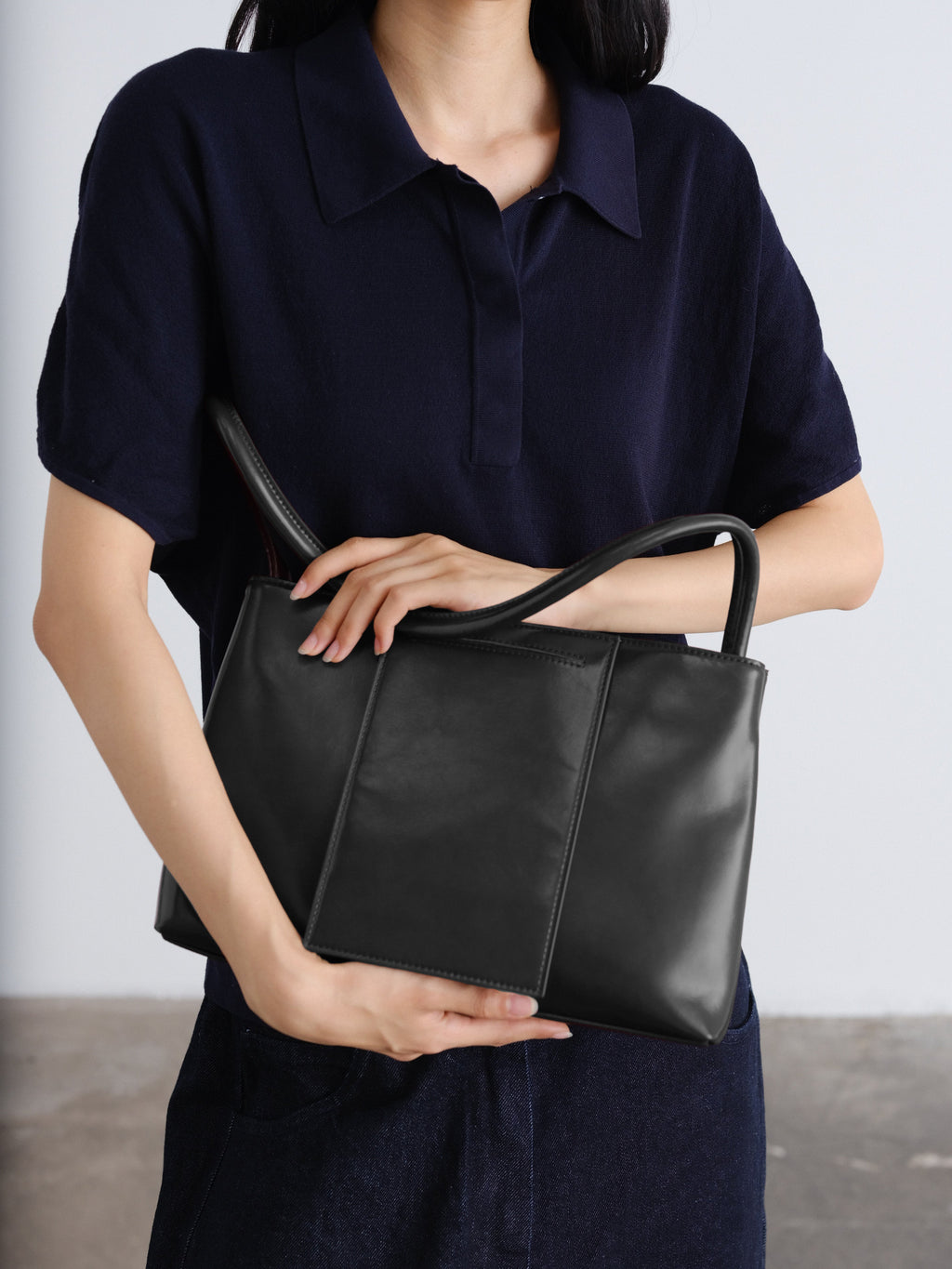 Sac Pina – Sac à bandoulière compact en cuir végétalien, lignes épurées et silhouette intemporelle