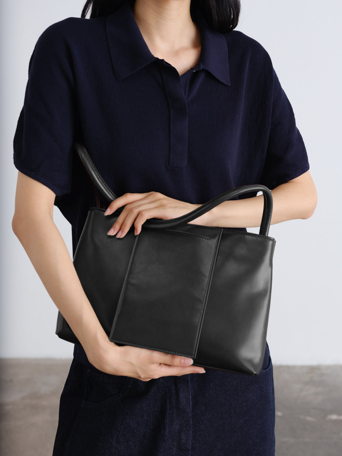 Sac Pina – Sac à bandoulière compact en cuir végétalien, lignes épurées et silhouette intemporelle