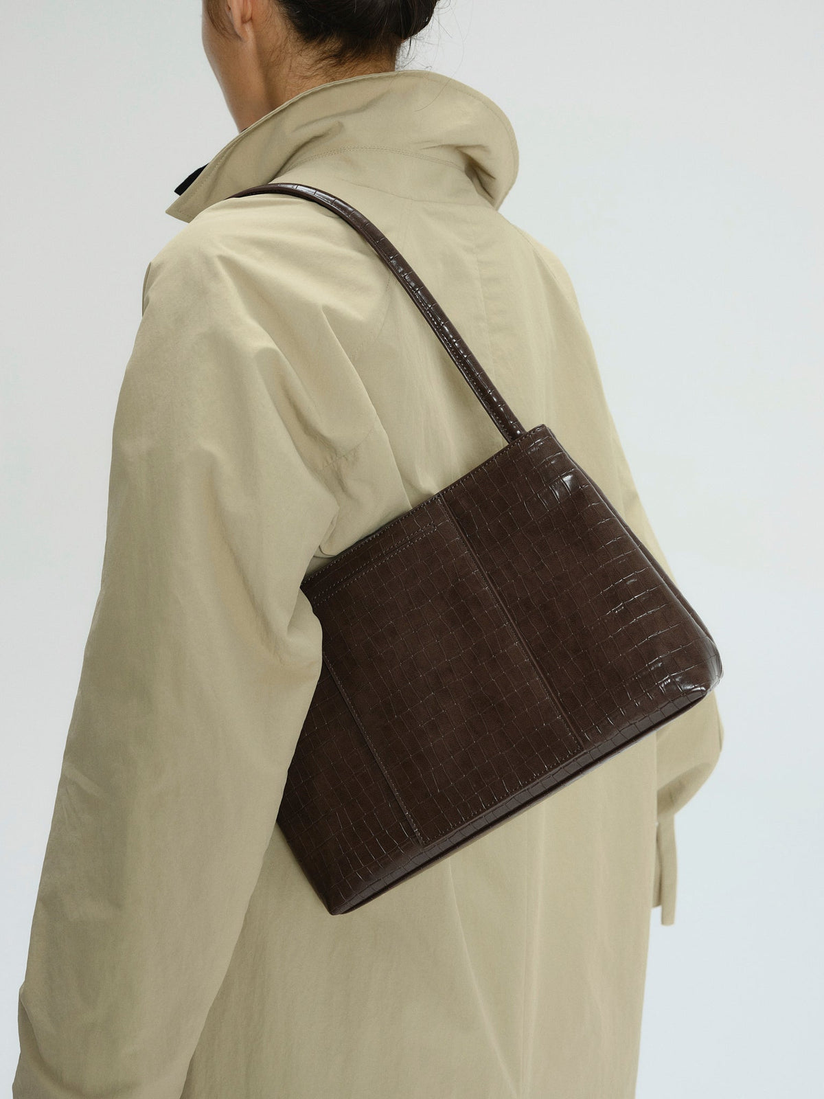 Sac Pina – Sac à bandoulière compact en cuir végétalien, lignes épurées et silhouette intemporelle