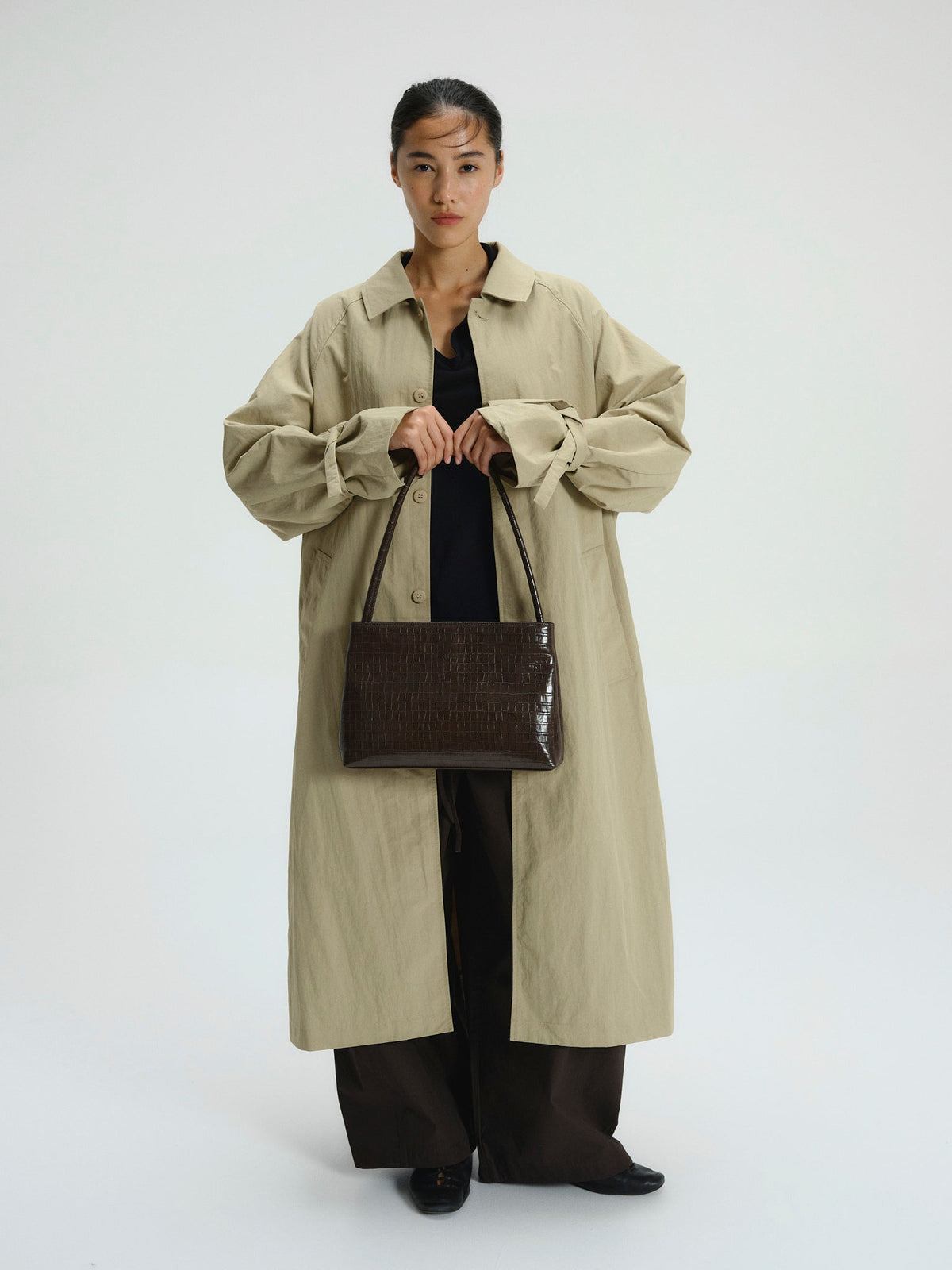 Sac Pina – Sac à bandoulière compact en cuir végétalien, lignes épurées et silhouette intemporelle