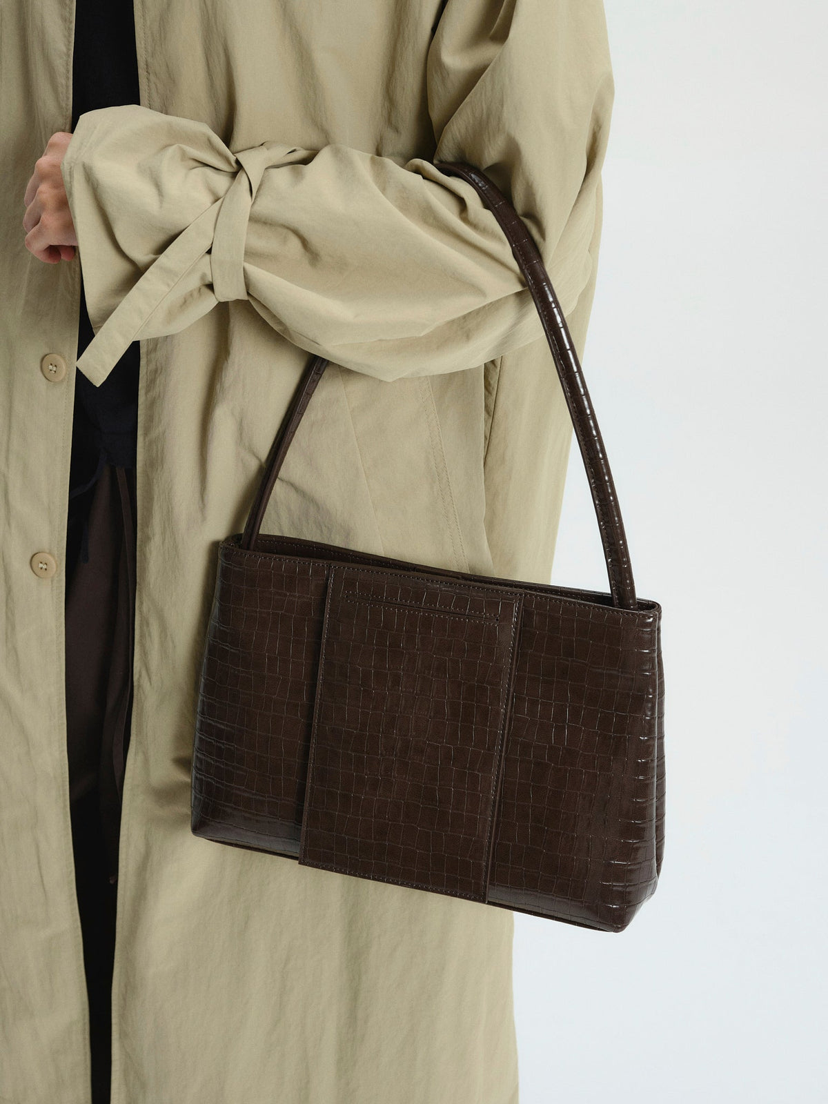 Sac Pina – Sac à bandoulière compact en cuir végétalien, lignes épurées et silhouette intemporelle